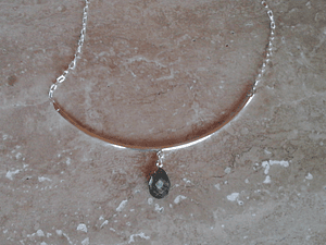 Collar de plata con gota de labradorita facetada