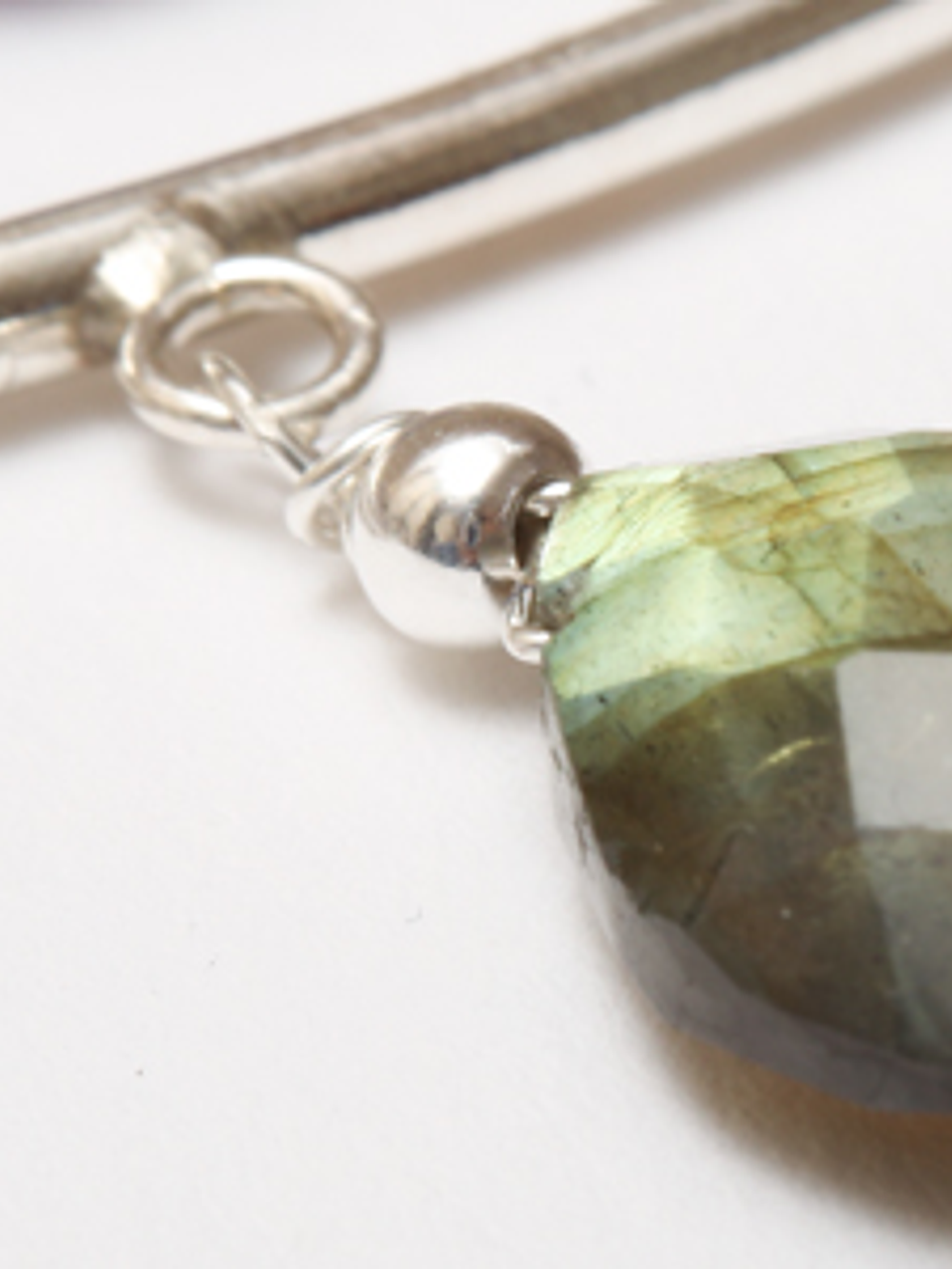 Collar de plata con gota de labradorita facetada 4