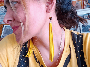 Borlas de gamuza, piedra ojo de tigre y plata