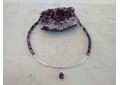 Collar de piedras amatista con detalles de plata y gota de piedra facetada