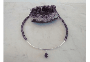 Collar de piedras amatista con detalles de plata y gota de piedra facetada