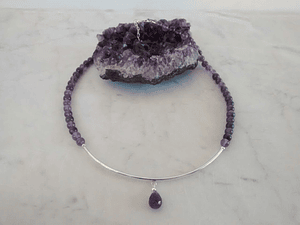 Collar de piedras amatista con detalles de plata y gota de piedra facetada