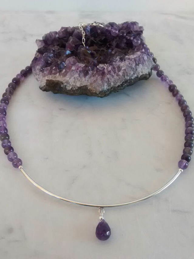 Collar de piedras amatista con detalles de plata y gota de piedra facetada 1