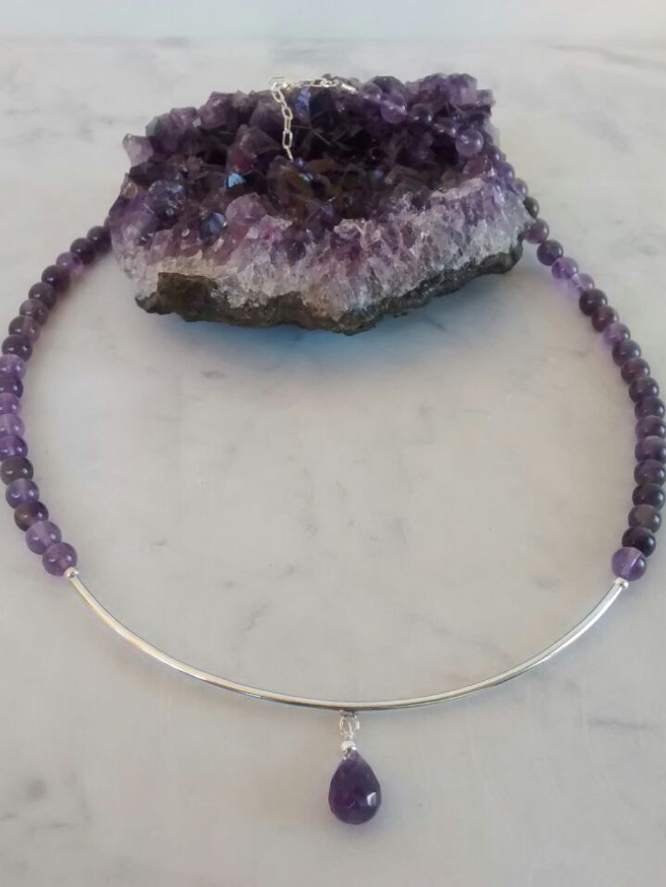 Collar de piedras amatista con detalles de plata y gota de piedra facetada 1