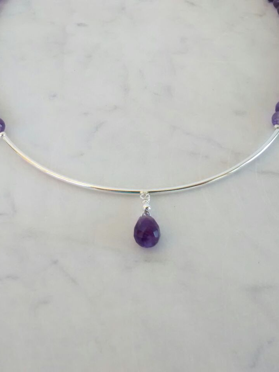 Collar de piedras amatista con detalles de plata y gota de piedra facetada 2