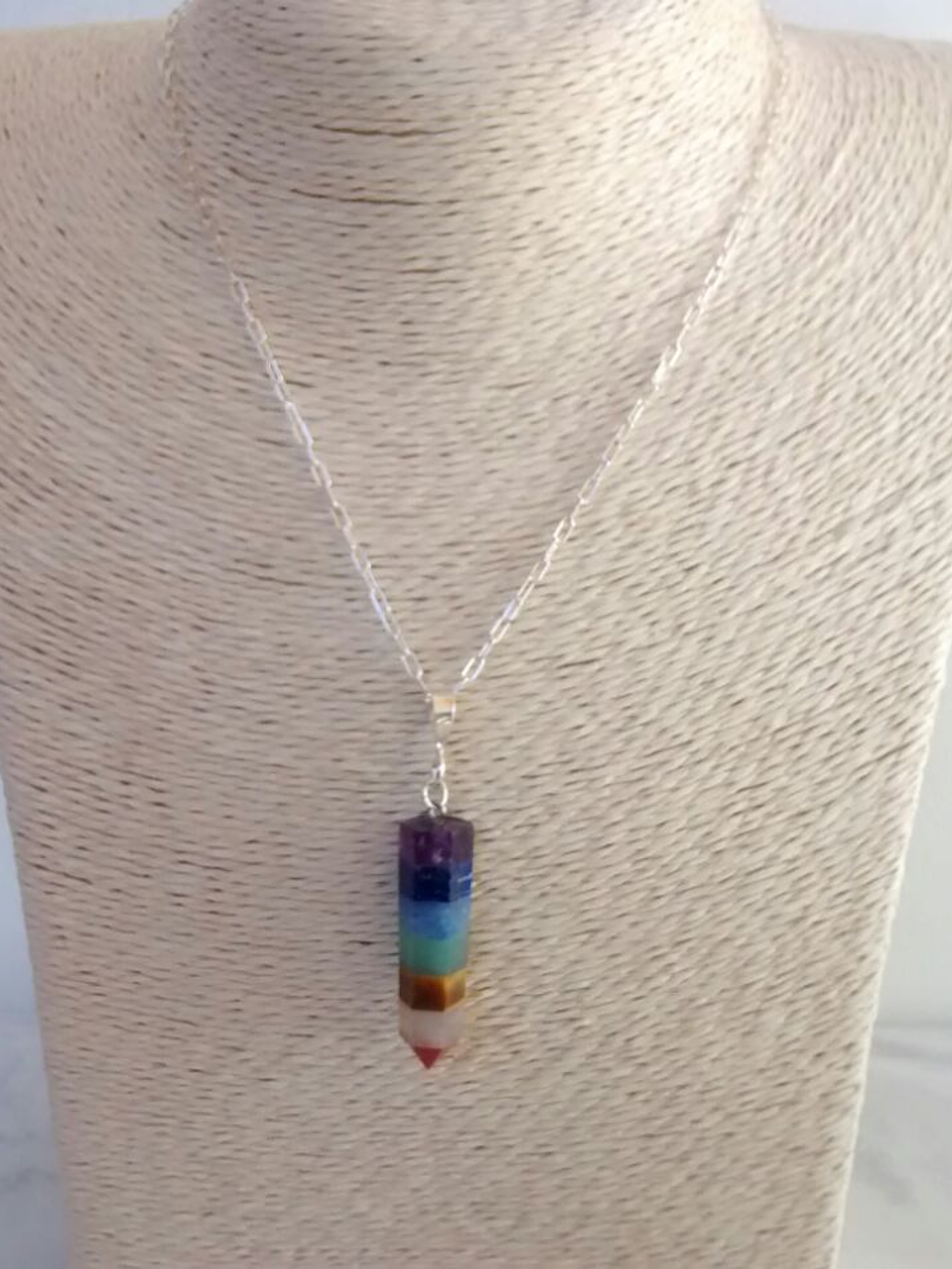 Cadena de plata con colgante de piedras de los 7 chakras 1