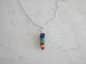 Cadena de plata con colgante de piedras de los 7 chakras
