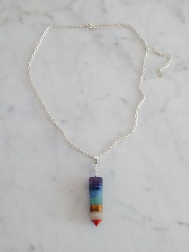 Cadena de plata con colgante de piedras de los 7 chakras 3