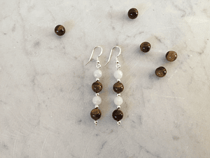 Aros de piedras ojo de tigre, cuarzo blanco y detalles de plata