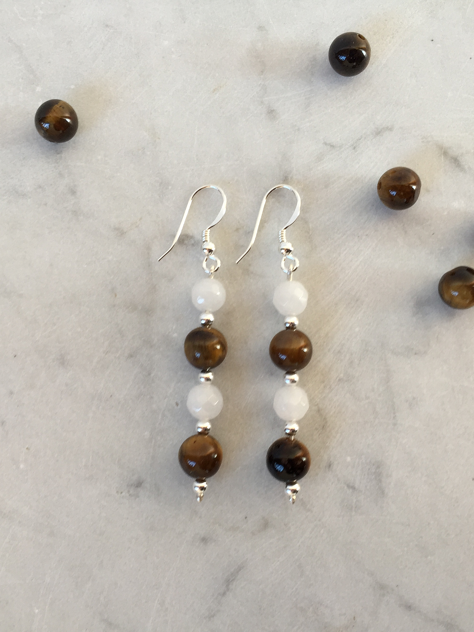 Aros de piedras ojo de tigre, cuarzo blanco y detalles de plata 1