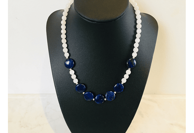 collar de piedras lapislazuli, cuarzo blanco y detalles de plata