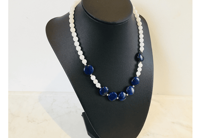 collar de piedras lapislazuli, cuarzo blanco y detalles de plata