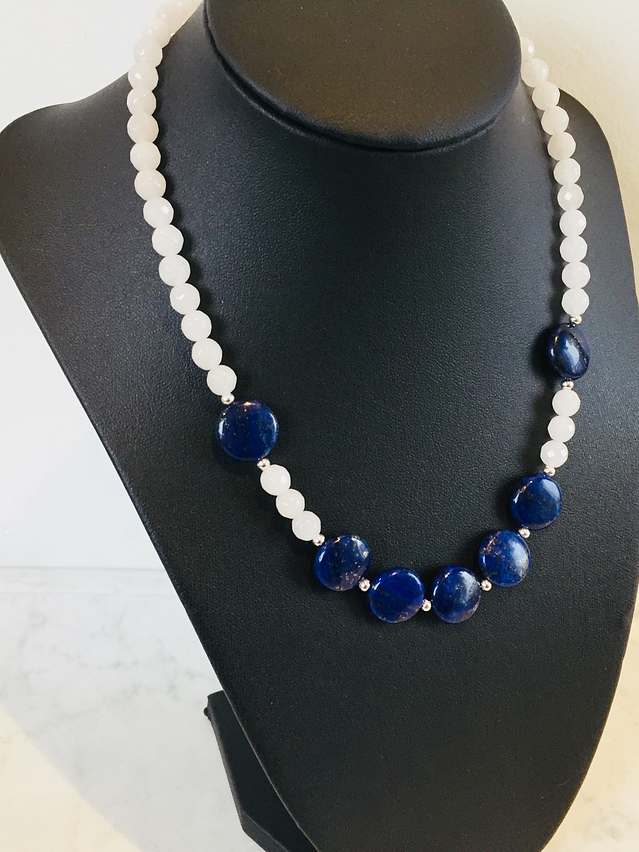collar de piedras lapislazuli, cuarzo blanco y detalles de plata 3