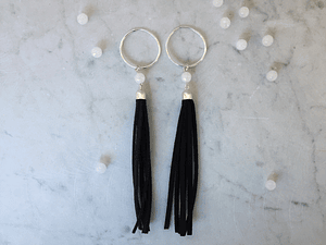 Argollas de plata, con borlas de gamuza y piedra luna