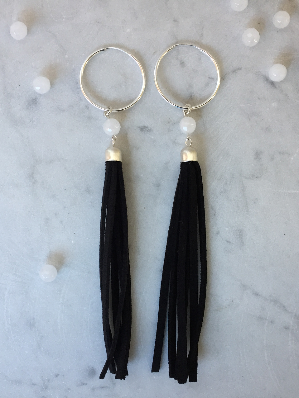 Argollas de plata, con borlas de gamuza y piedra luna 1