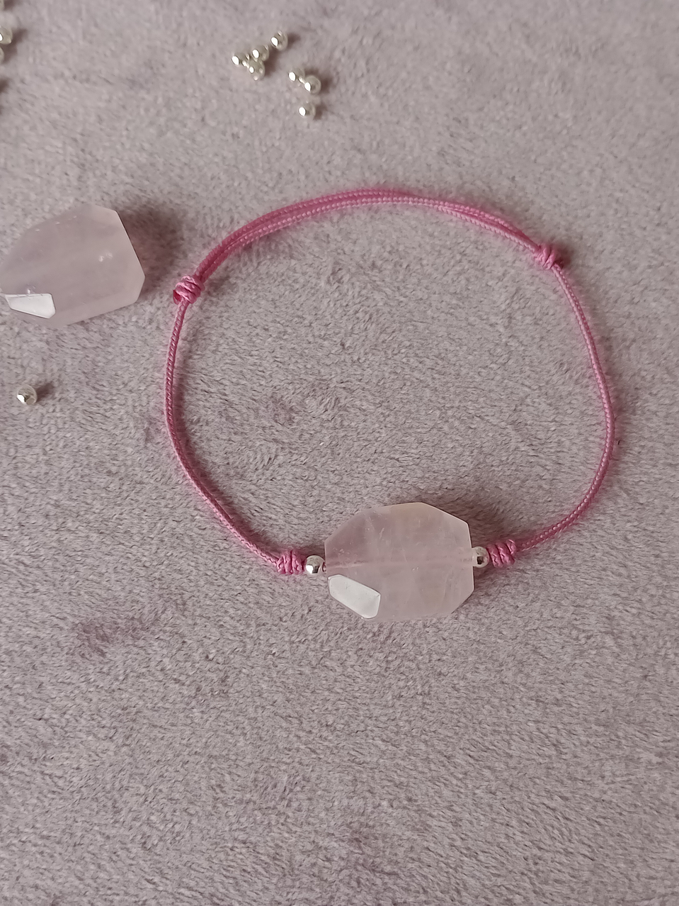 Pulsera de hilo regulable con cuarzo rosa facetado 1