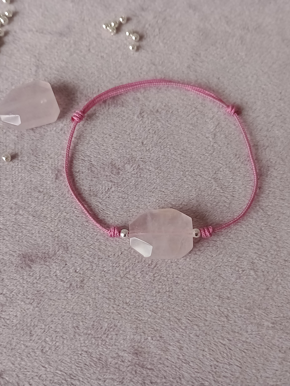 Pulsera de hilo regulable con cuarzo rosa facetado 3