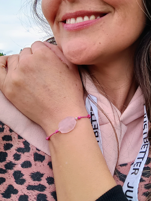 Pulsera de hilo regulable con cuarzo rosa facetado 2