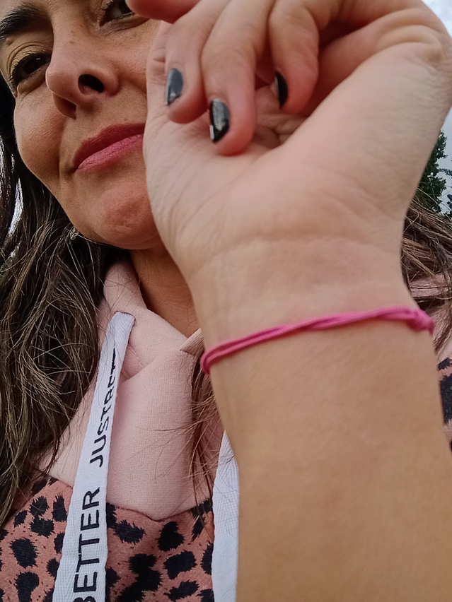 Pulsera de hilo regulable con cuarzo rosa facetado 4