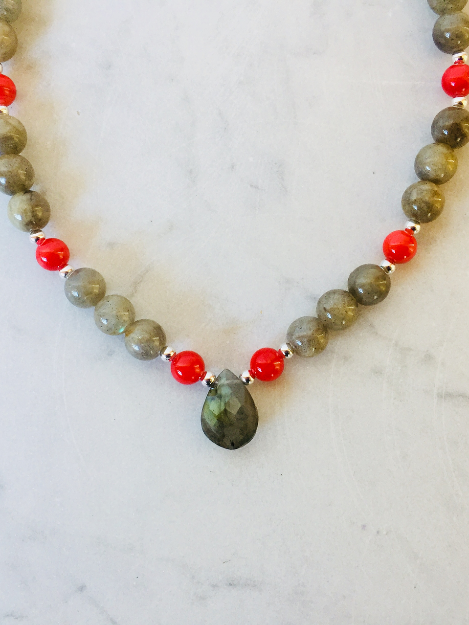 Collar de piedras labradorita, madre perla roja y detalles de plata 1