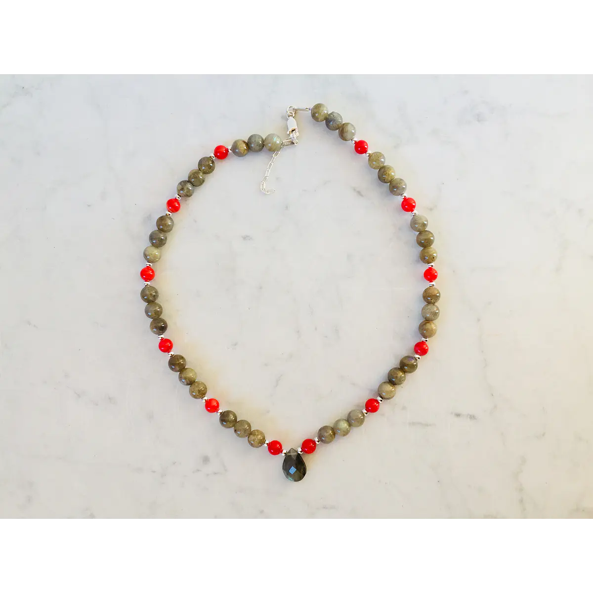 Collar de piedras labradorita, madre perla roja y detalle...