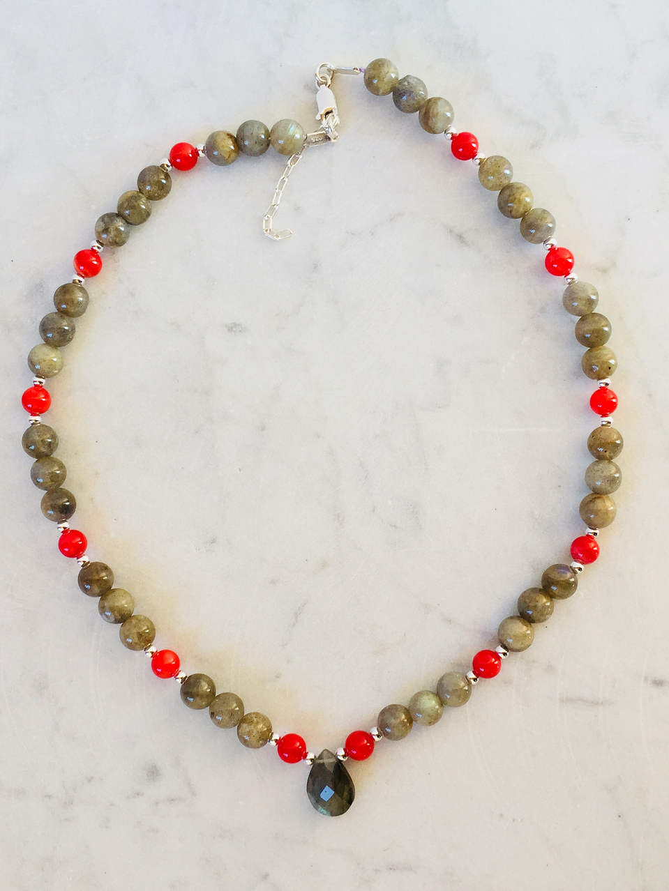 Collar de piedras labradorita, madre perla roja y detalles de plata 2