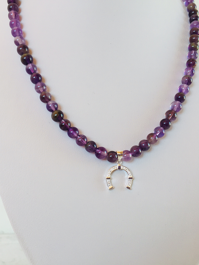 Collar de piedras amatista y colgante herradura de plata 1