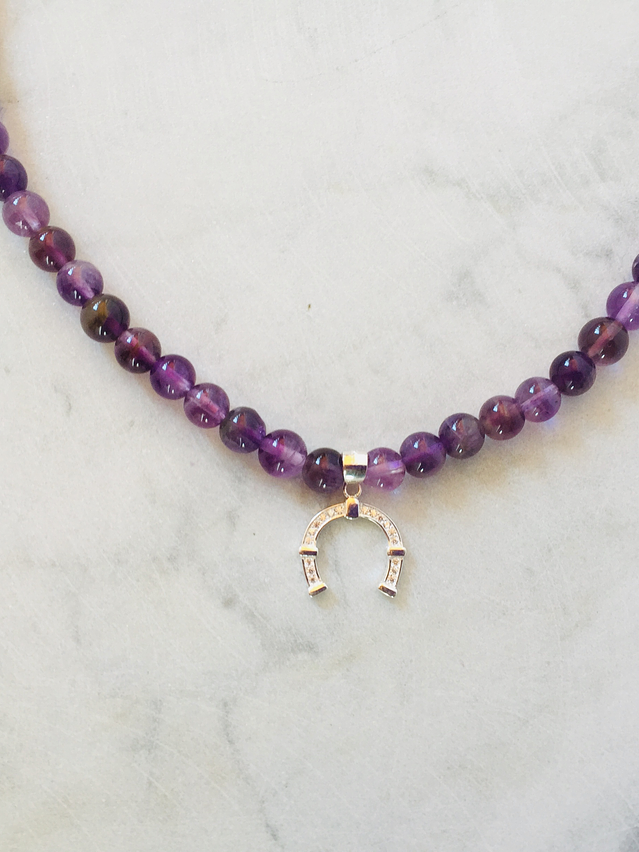 Collar de piedras amatista y colgante herradura de plata 2