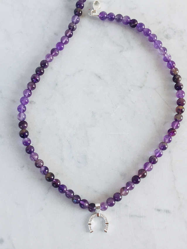 Collar de piedras amatista y colgante herradura de plata 3