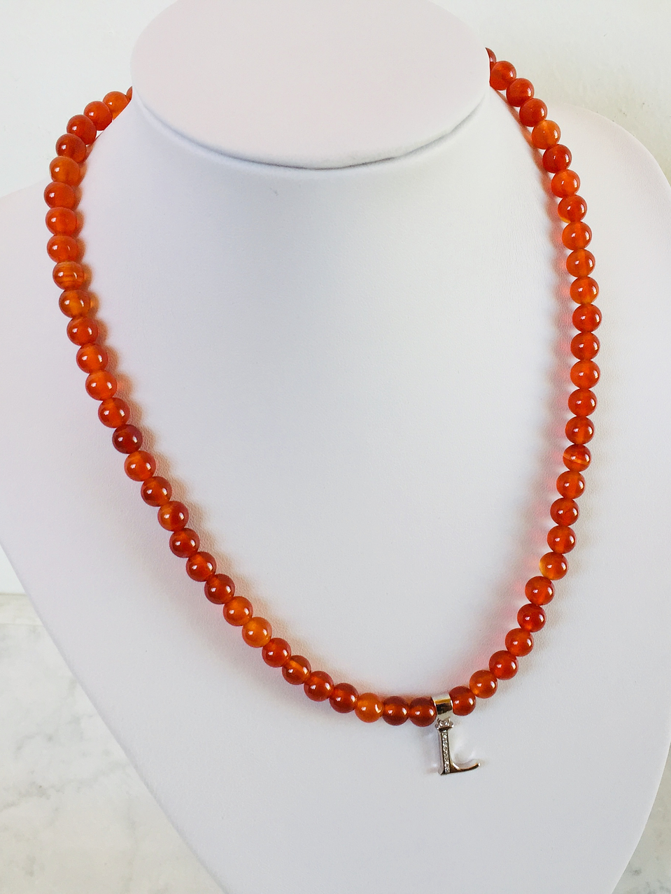 Collar de piedras ágata cornalina e inicial de plata 2