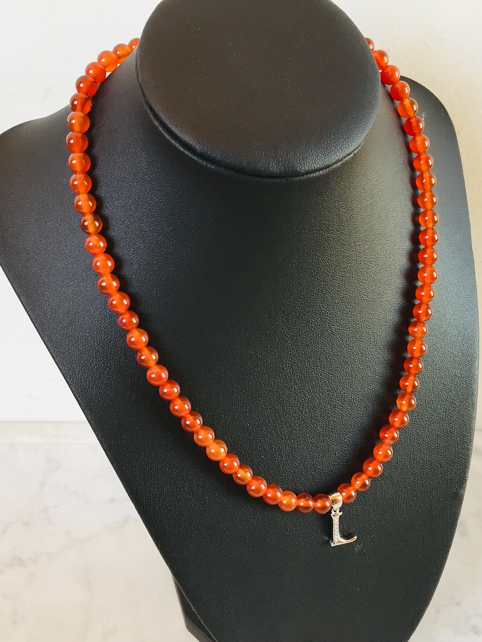 Collar de piedras ágata cornalina e inicial de plata 3