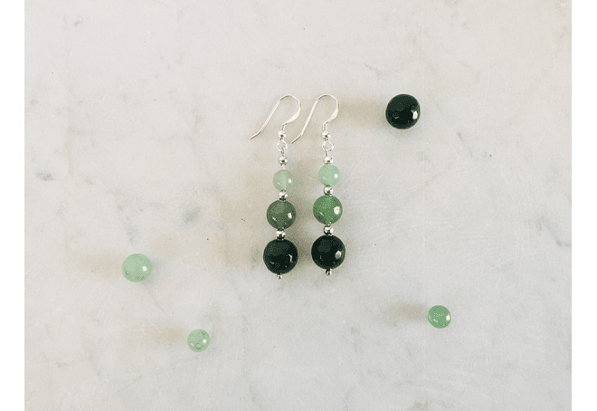 Aros de piedras jade verde, ágatas verdes y detalles de plata