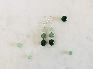 Aros de piedras jade verde, ágatas verdes y detalles de plata