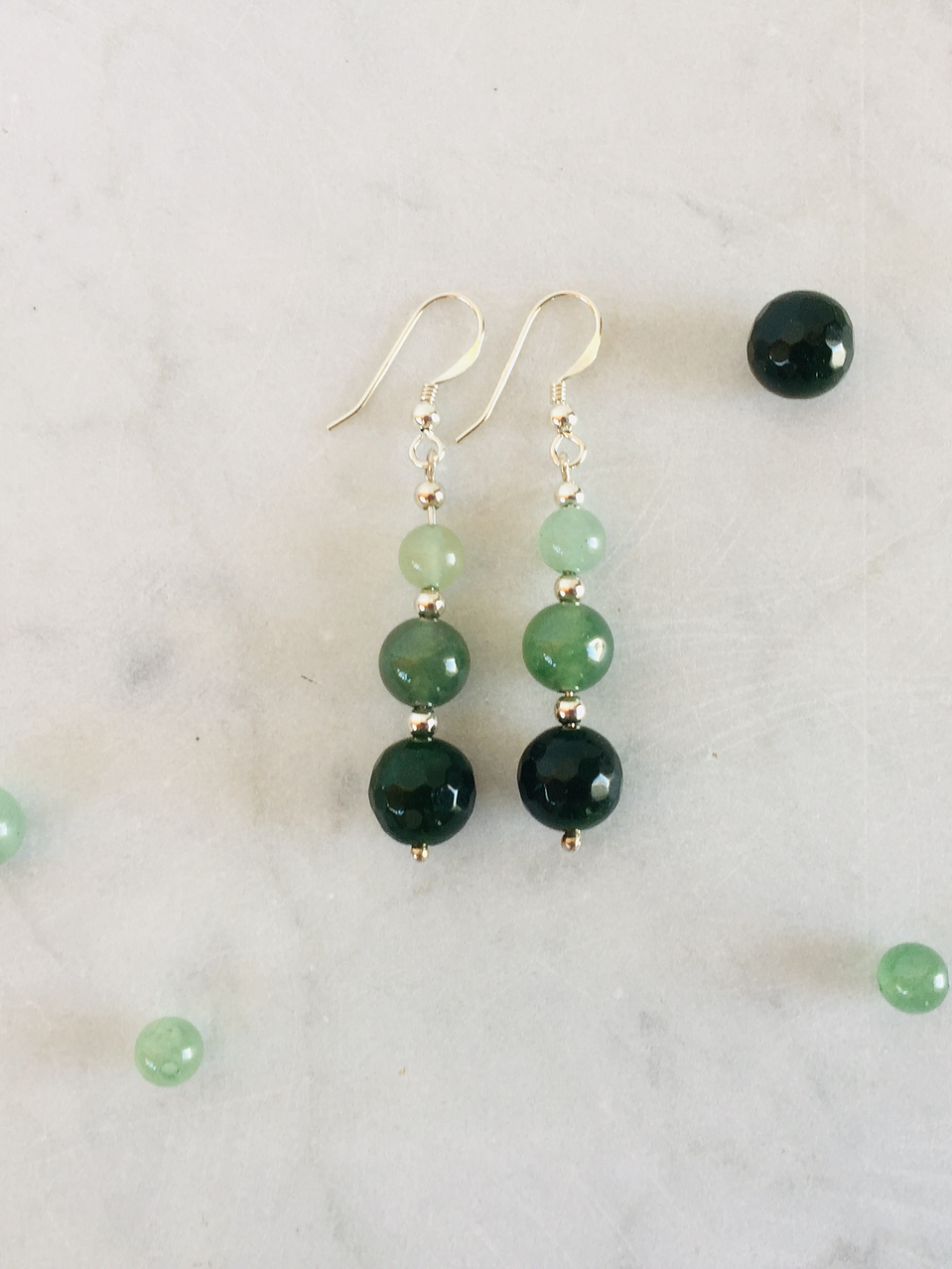 Aros de piedras jade verde, ágatas verdes y detalles de plata 1