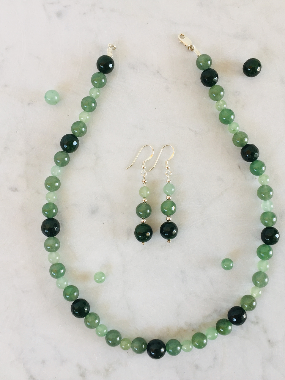 Aros de piedras jade verde, ágatas verdes y detalles de plata 2