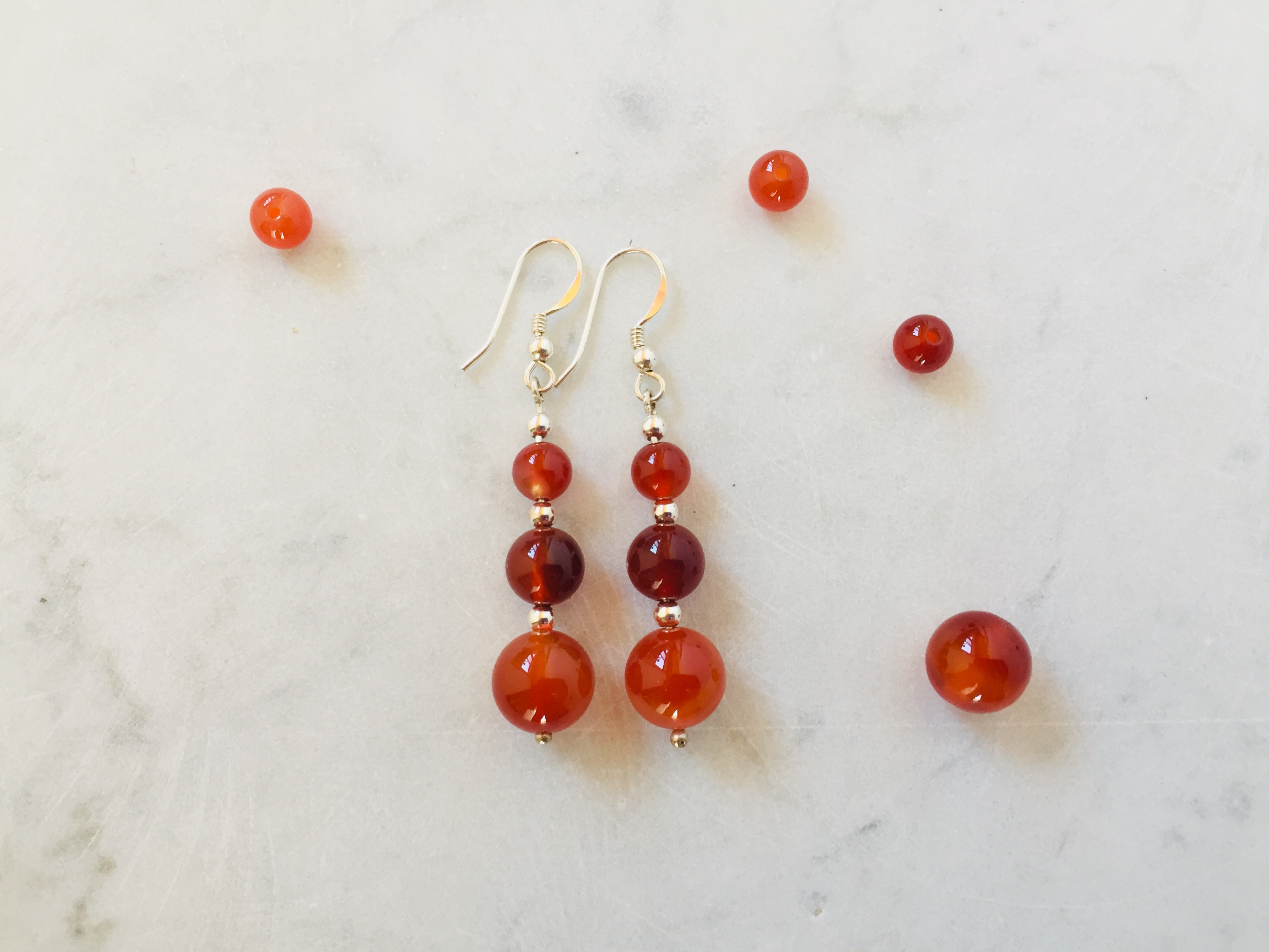 Aros “Energía vibrante” en piedras naturales de calcedonia y Cornalina. Enchape de Oro 18K