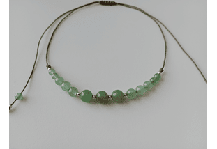 Collar de hilo regulable de piedras jade verde y detalles de plata