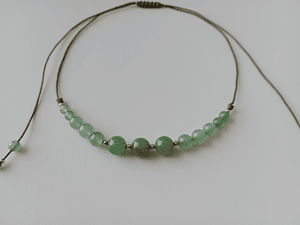 Collar de hilo regulable de piedras jade verde y detalles de plata