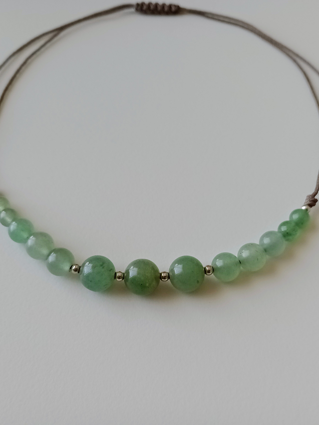 Collar de hilo regulable de piedras jade verde y detalles de plata 1