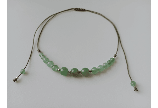 Collar de hilo regulable de piedras jade verde y detalles de plata