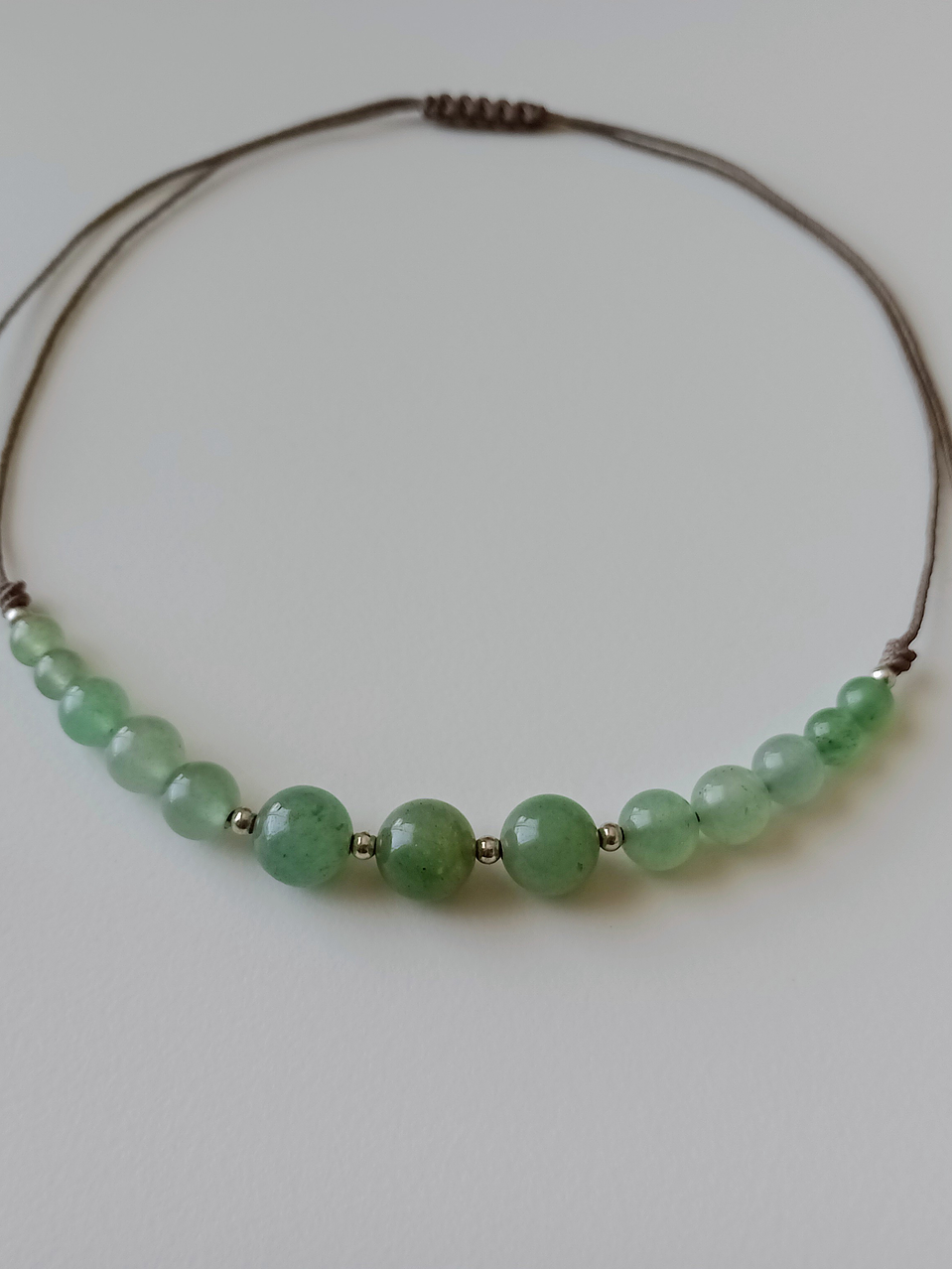 Collar de hilo regulable de piedras jade verde y detalles de plata 2