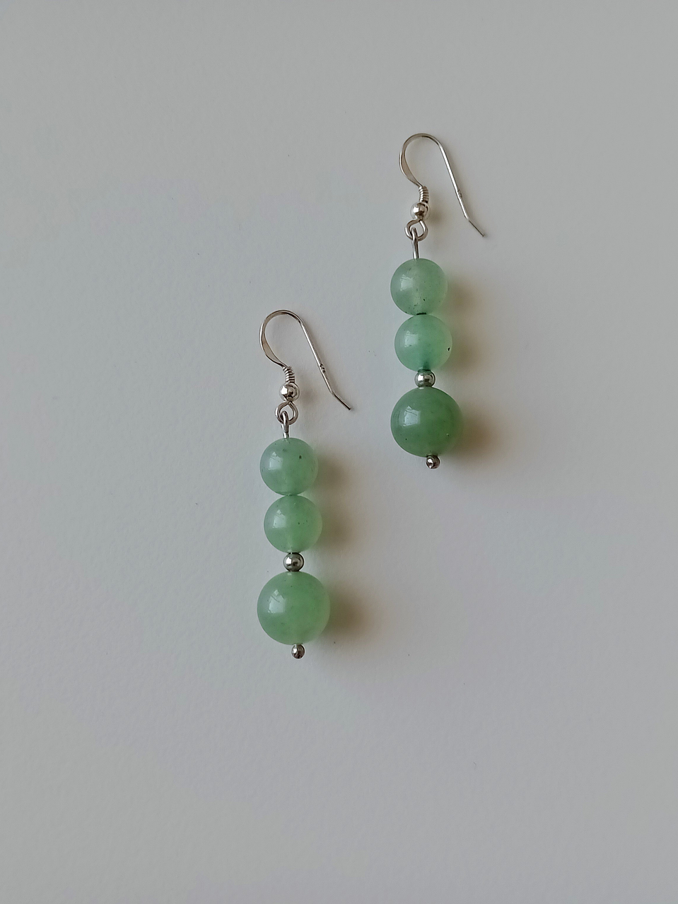 Aros de piedras jade verde y pelotita de plata 2