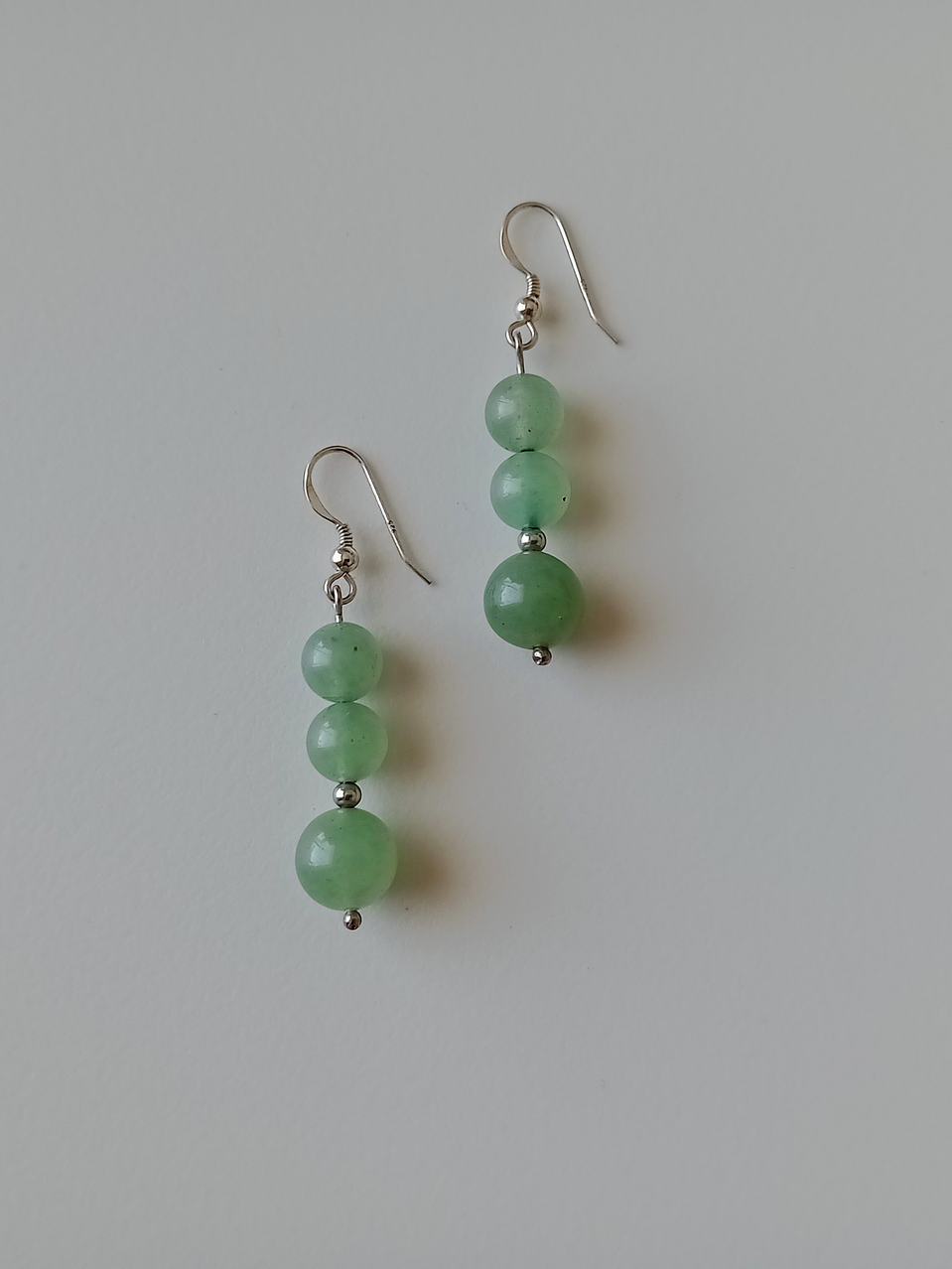 Aros de piedras jade verde y pelotita de plata 1