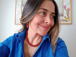 Conjunto de collar de hilo regulable y aros de piedras cornalina