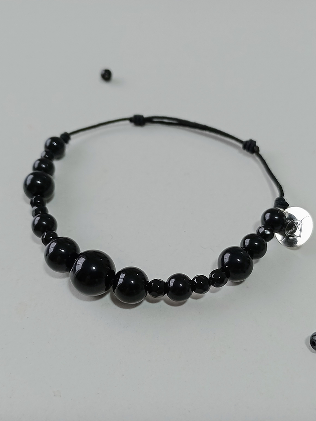 Pulsera de hilo regulable de piedras ónix 2