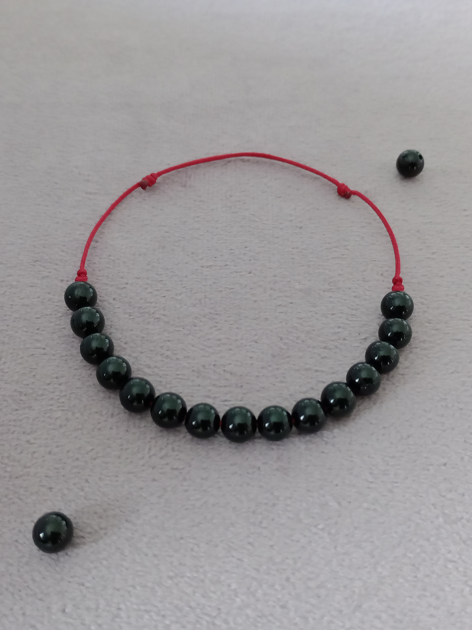 Pulsera hilo rojo regulable de piedras turmalina 2