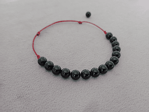 Pulsera hilo rojo regulable de piedras turmalina