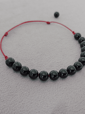 Pulsera hilo rojo regulable de piedras turmalina