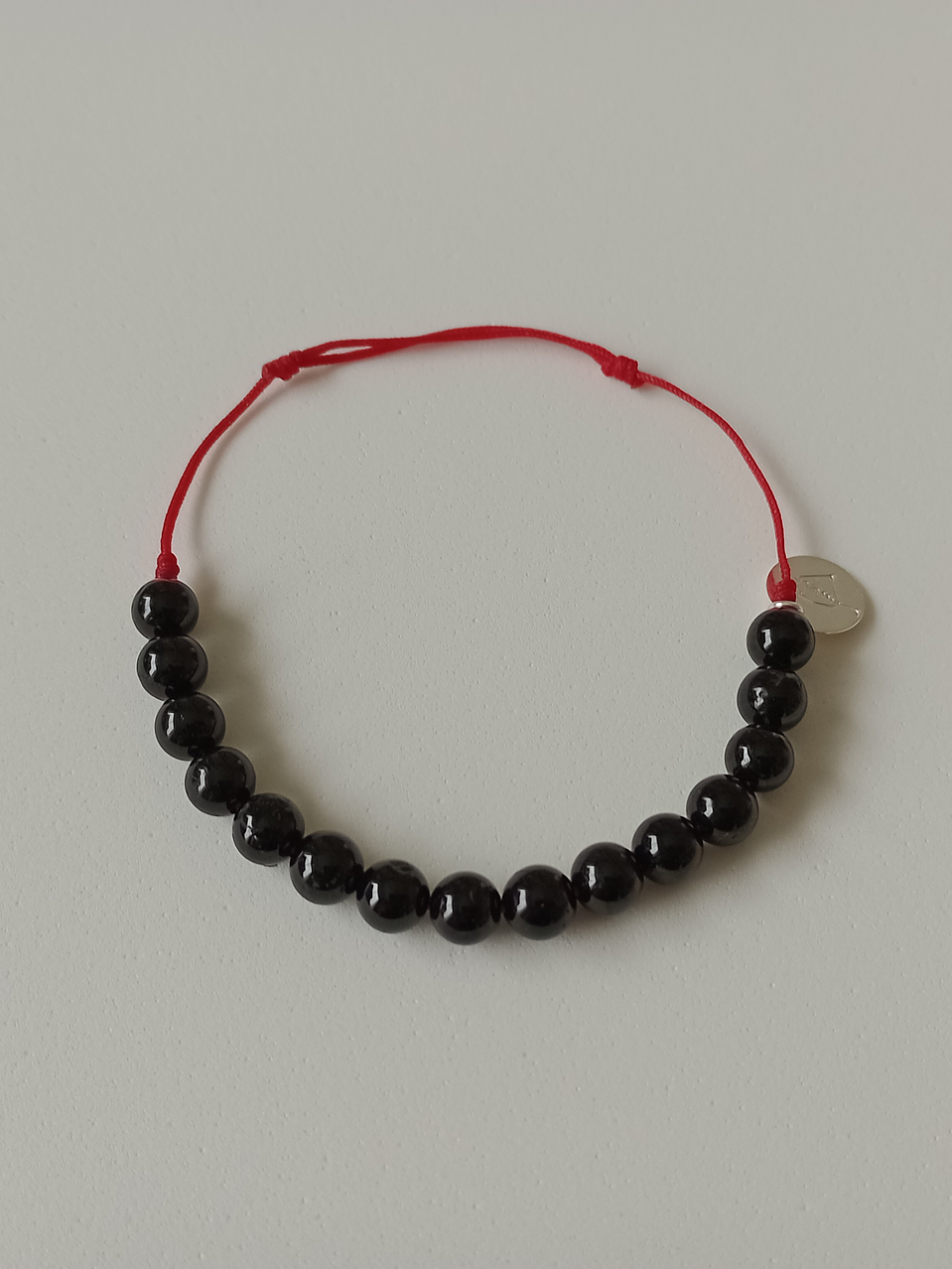 Pulsera hilo rojo regulable de piedras turmalina 4