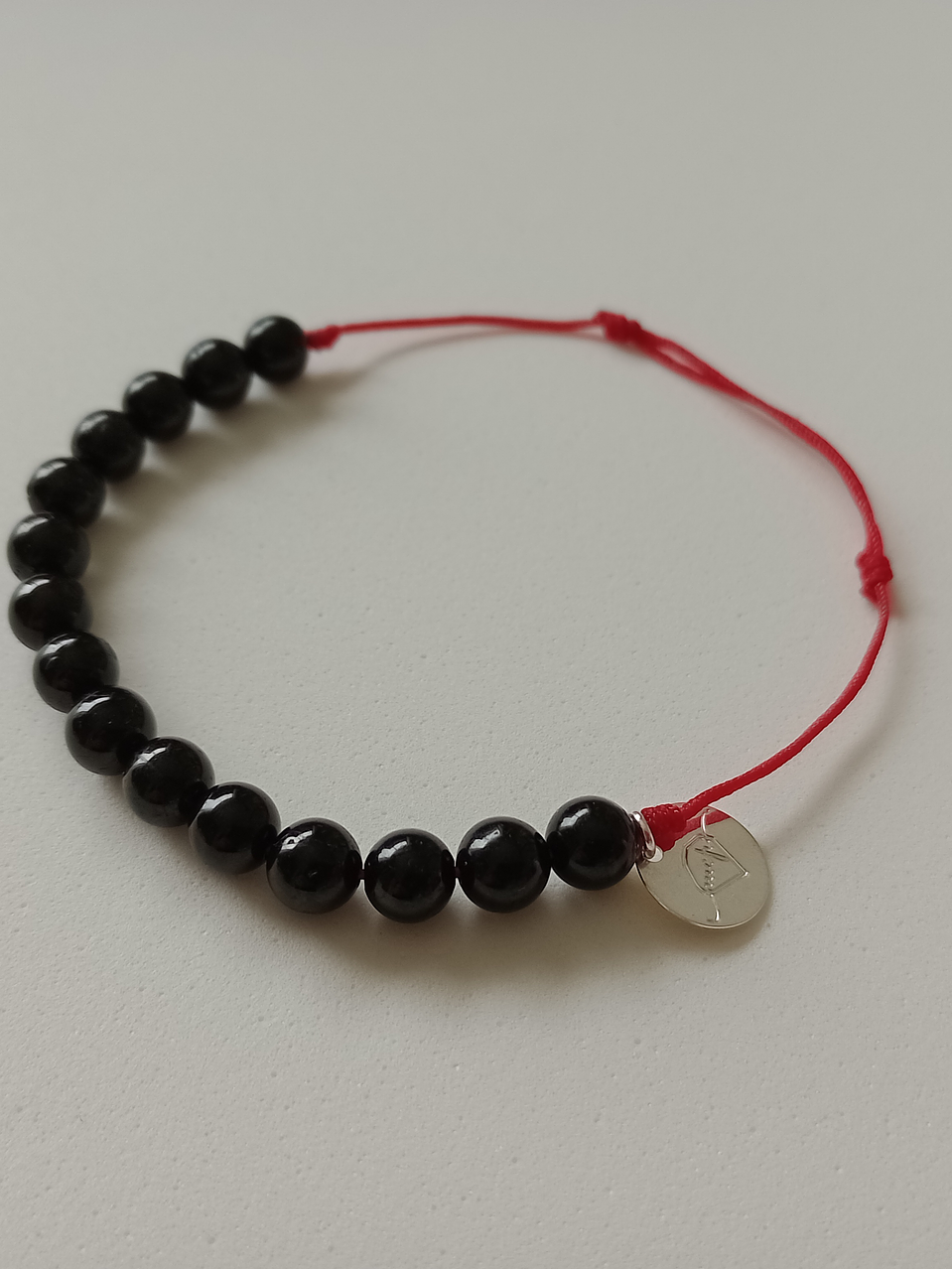 Pulsera hilo rojo regulable de piedras turmalina 5